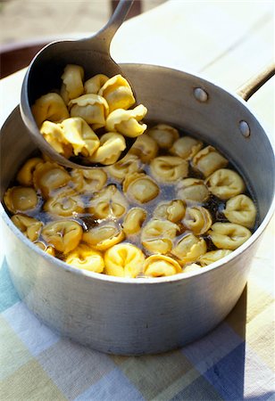 ravioli - Pâtes tortellini farci Photographie de stock - Rights-Managed, Code: 825-05985601