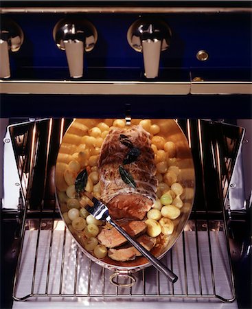 simsearch:825-03628812,k - Roastbeef in Glückshaube im Ofen mit Kartoffeln und Zwiebeln baby Stockbilder - Lizenzpflichtiges, Bildnummer: 825-05985658