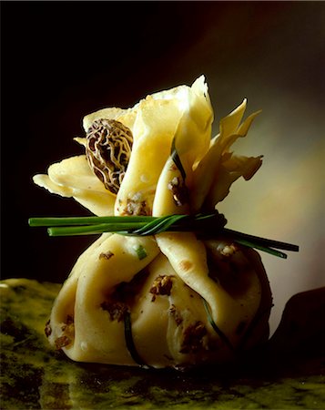 fungo morel - morel, cream chive and shallot pastry parcels Fotografie stock - Rights-Managed, Codice: 825-05985843