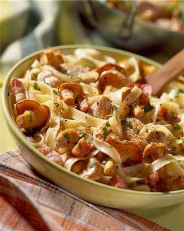 volaille sautés avec chanterelles Photographie de stock - Rights-Managed, Code: 825-05985891