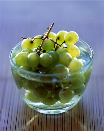 simsearch:825-03627631,k - Green grapes in glass bowl Foto de stock - Direito Controlado, Número: 825-05985928