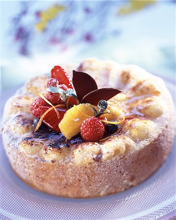 simsearch:825-05836747,k - Sponge cake with fresh fruit Foto de stock - Con derechos protegidos, Código: 825-05985922