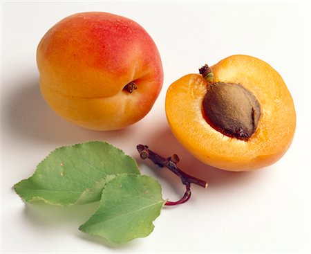 Apricots with leaves Foto de stock - Con derechos protegidos, Código: 825-05985948