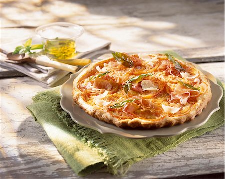 pizza - thin crust italian tomato tart Foto de stock - Con derechos protegidos, Código: 825-05985966