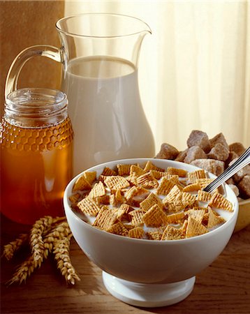 Frühstück mit Schüssel mit Müsli, Milch und Honig Stockbilder - Lizenzpflichtiges, Bildnummer: 825-05986003