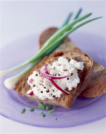 fresh onion - Cottage cheese and chives on bread Stock Photo - Rights-Managed, Code: 825-05986076