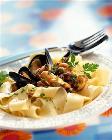 simsearch:825-05986730,k - Tagliatelle with mussels Foto de stock - Con derechos protegidos, Código: 825-05986133