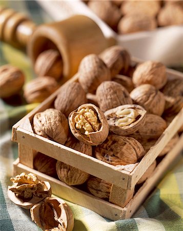 shell nobody - mini crate of walnuts Stock Photo - Rights-Managed, Code: 825-05986166