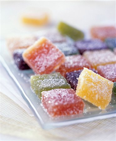 faire une selection - Pâtes de fruits Photographie de stock - Rights-Managed, Code: 825-05986210