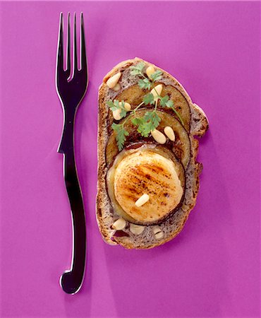 piñón - grilled goat's cheese and aubergine open sandwich Foto de stock - Con derechos protegidos, Código: 825-05986247