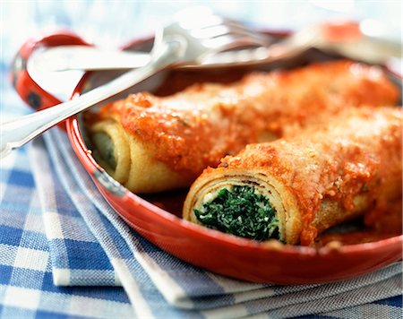 simsearch:825-05990961,k - spinach and ricotta rolls Foto de stock - Con derechos protegidos, Código: 825-05986375