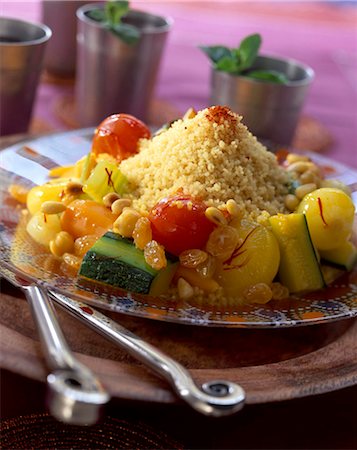 simsearch:652-03803494,k - saffron-flavored vegetable couscous with dried fruit Foto de stock - Con derechos protegidos, Código: 825-05986475