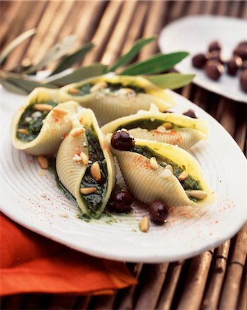 piñón - Pasta stuffed with Roquette pesto Foto de stock - Con derechos protegidos, Código: 825-05986545