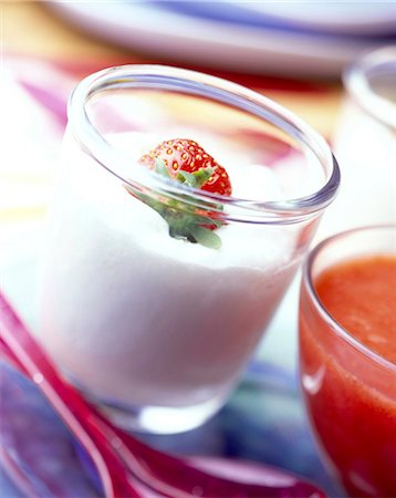 strawberry mousse - fromage frais mousse and strawberries Stock Photo - Rights-Managed, Code: 825-05986540