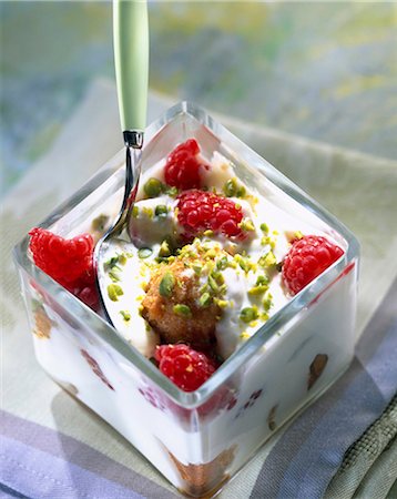 simsearch:652-03801545,k - Tiramisu with gingerbread biscuits and figs Foto de stock - Con derechos protegidos, Código: 825-05986562