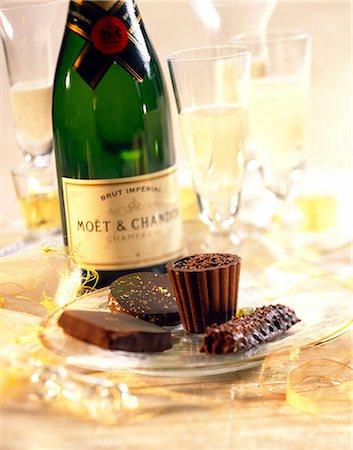 simsearch:652-03804346,k - Champagne et chocolats Photographie de stock - Rights-Managed, Code: 825-05986692