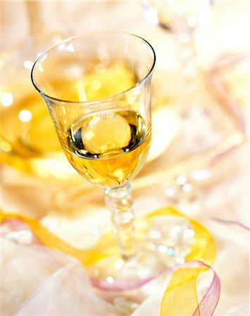 pied (verre) - white wine Foto de stock - Con derechos protegidos, Código: 825-05986703