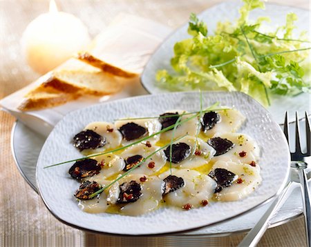 simsearch:825-05986799,k - Coquilles Saint-Jacques aux truffes Photographie de stock - Rights-Managed, Code: 825-05986754