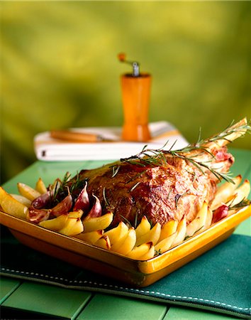 simsearch:652-03801000,k - Roast leg of lamb with potatoes Stock Photo - Rights-Managed, Code: 825-05986770