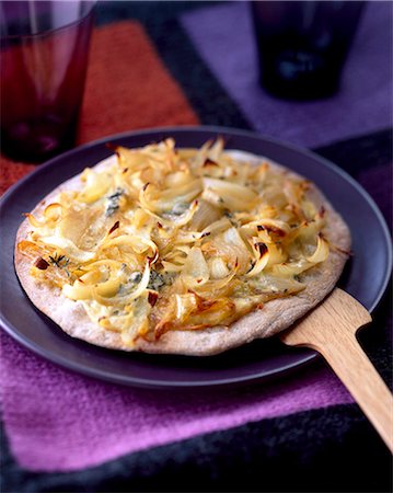 roquefort cheese - Onion and potato pizza Foto de stock - Con derechos protegidos, Código: 825-05986817