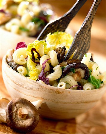 fungo morel - Cavatappi with cabbage and mushrooms Fotografie stock - Rights-Managed, Codice: 825-05986840