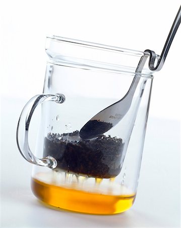 simsearch:6109-07496970,k - Straining tea in glass mug Fotografie stock - Rights-Managed, Codice: 825-05986858