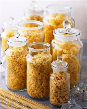 simsearch:825-05986177,k - jars of pasta Foto de stock - Con derechos protegidos, Código: 825-05986850