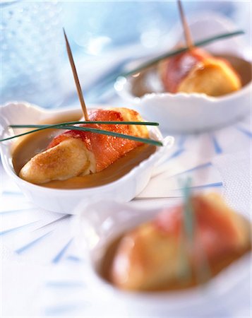 simsearch:652-03802621,k - Monkfish in lobster bisque vol-au-vents Foto de stock - Con derechos protegidos, Código: 825-05986895