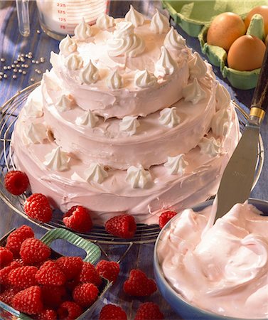 Feier Kuchen mit Himbeeren, Kirsch und Baiser Stockbilder - Lizenzpflichtiges, Bildnummer: 825-05986911