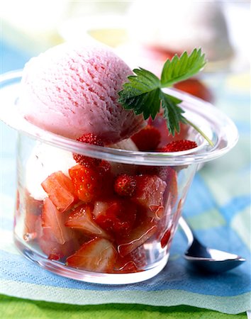 strawberry ice cream scoop - vanilla and strawberry ice cream with strawberries and wild strawberries Stock Photo - Rights-Managed, Code: 825-05987045