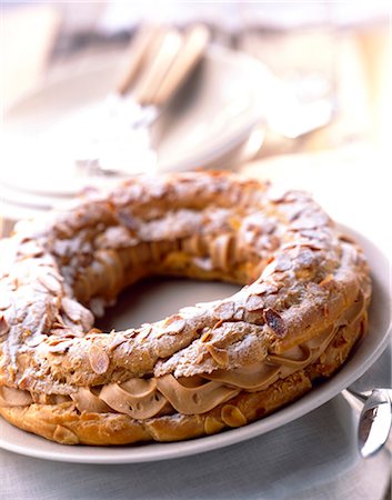 Paris-Brest chou crème gâteau praliné Photographie de stock - Rights-Managed, Code: 825-05987040