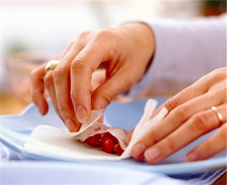 prepared dish - Hands wrapping summer fruit in filo pastry Foto de stock - Con derechos protegidos, Código: 825-05987121