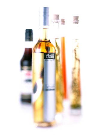 Bottles of vinegar Foto de stock - Con derechos protegidos, Código: 825-05987132