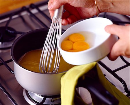 simsearch:825-07522110,k - Adding egg yolks to pan for meringue tart Foto de stock - Direito Controlado, Número: 825-05987146