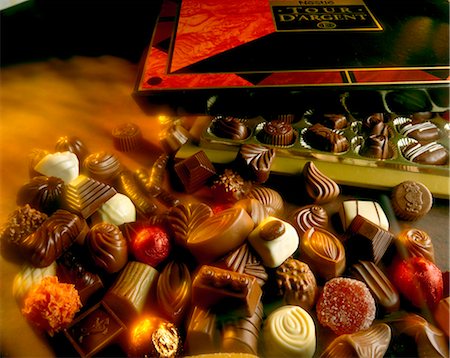 fancy food - chocolats de fantaisie Photographie de stock - Rights-Managed, Code: 825-05987198