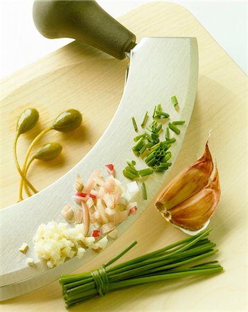 picar - preparing tartare with chives, shallots and garlic Foto de stock - Con derechos protegidos, Código: 825-05987333
