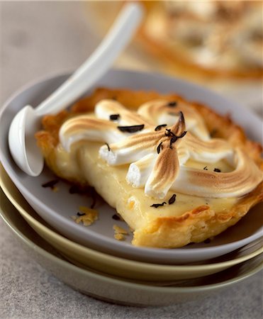 simsearch:825-03627469,k - Mini Darjeelling meringue pie Foto de stock - Con derechos protegidos, Código: 825-05987419