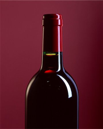 Bottle of red wine Foto de stock - Con derechos protegidos, Código: 825-05987443