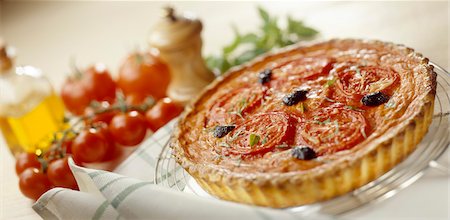 simsearch:824-07585827,k - Pizza-Stil Tomaten Torte Stockbilder - Lizenzpflichtiges, Bildnummer: 825-05987633