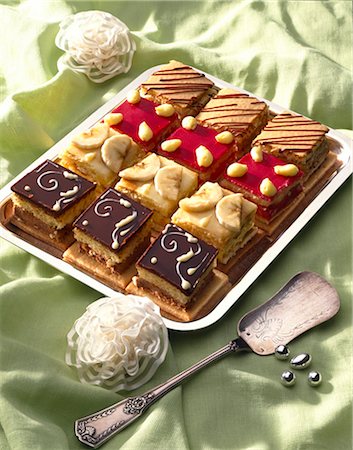 Petit four gâteaux Photographie de stock - Rights-Managed, Code: 825-05987656