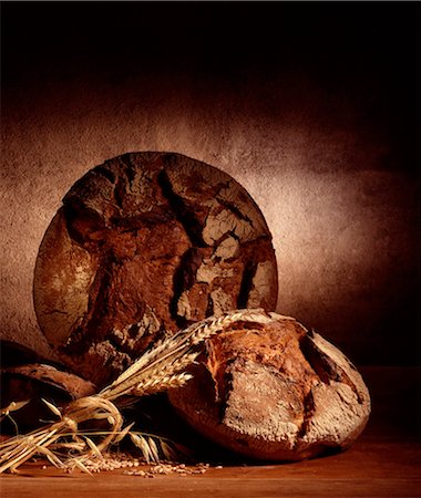 Round loaves of bread and ears of wheat Foto de stock - Con derechos protegidos, Código: 825-05987731