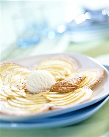 simsearch:652-05807088,k - thin flower-shaped apple tart Foto de stock - Con derechos protegidos, Código: 825-05987909