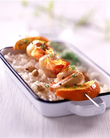 simsearch:825-03627151,k - Scallop and citrus fruit kebab on bed of rice Fotografie stock - Rights-Managed, Codice: 825-05987948