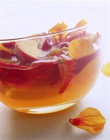 Strawberries in pansy jelly salad Foto de stock - Con derechos protegidos, Código: 825-05988130