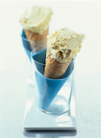 sorvete - Vanilla ice cream cones in glass Foto de stock - Direito Controlado, Número: 825-05988197