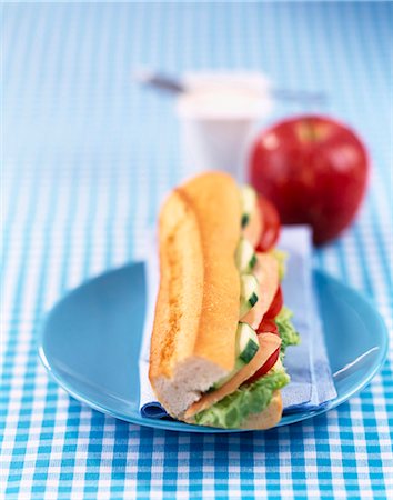 simsearch:825-02306862,k - Raw vegetabe and chicken baguette sandwich Fotografie stock - Rights-Managed, Codice: 825-05988219