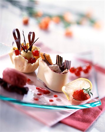 petit fours - Fancy mini cakes Stock Photo - Rights-Managed, Code: 825-05988269