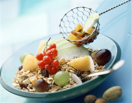 simsearch:825-03627030,k - Breakfast cereal and fresh fruit Foto de stock - Con derechos protegidos, Código: 825-05988279