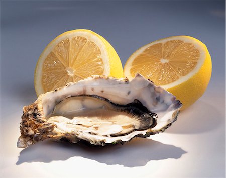 simsearch:825-05812193,k - Oyster avec les moitiés de citron Photographie de stock - Rights-Managed, Code: 825-05988312