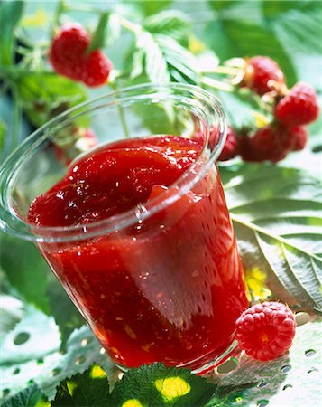 simsearch:825-05985378,k - Pot of peach and raspberry jam Stock Photo - Rights-Managed, Code: 825-05988524